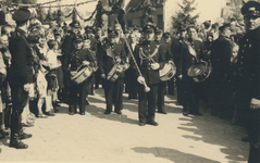 861011 Afbeelding van het muziekkorps Forssando in de Waterstraat in Wijk C te Utrecht, tijdens de viering van het ...